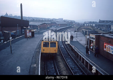 Diesel Multiple Unit in Accrington Station auf der British Rail Preston zu Colne Eisenbahnlinie, Lancashire, Großbritannien Stockfoto