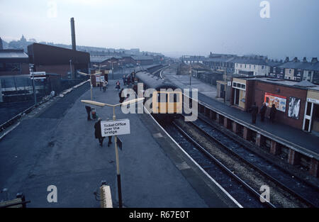 Diesel Multiple Unit in Accrington Station auf der British Rail Preston zu Colne Eisenbahnlinie, Lancashire, Großbritannien Stockfoto