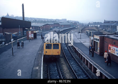 Diesel Multiple Unit in Accrington Station auf der British Rail Preston zu Colne Eisenbahnlinie, Lancashire, Großbritannien Stockfoto