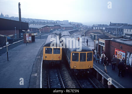 Diesel Multiple Unit in Accrington Station auf der British Rail Preston zu Colne Eisenbahnlinie, Lancashire, Großbritannien Stockfoto