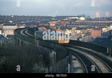 Diesel Multiple Unit verlassen Accrington Station auf der British Rail Preston zu Colne Eisenbahnlinie, Lancashire, Großbritannien Stockfoto