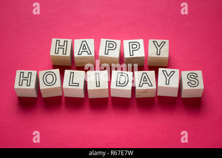 Happy Holidays Wort auf holzwürfel Stockfoto
