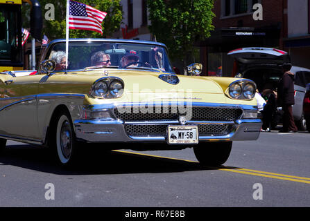 Middletown, CT USA. Mai 2018. Stolz veteran Fahren seines klassischen 1958 Ford Fairlane während des Memorial Day Parade. Stockfoto