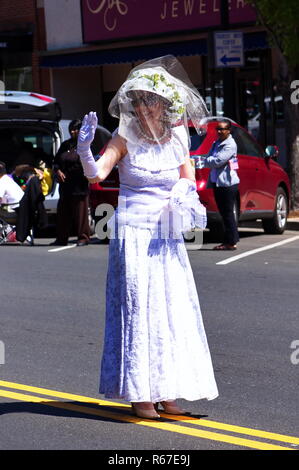 Middletown, CT USA. Mai 2018. Paradieren Dame in Weiß winken zurück an Watchers während des Memorial Day Parade. Stockfoto