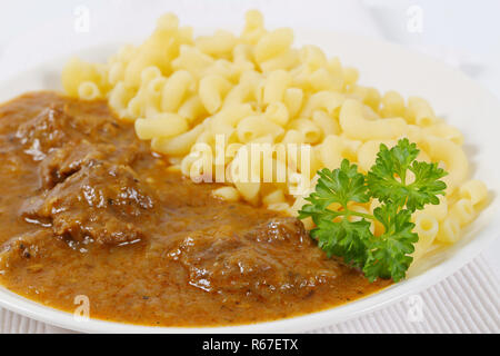 Rindergulasch mit Makkaroni Stockfoto