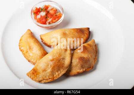 Hausgemachte Empanadas mit Salsa Stockfoto