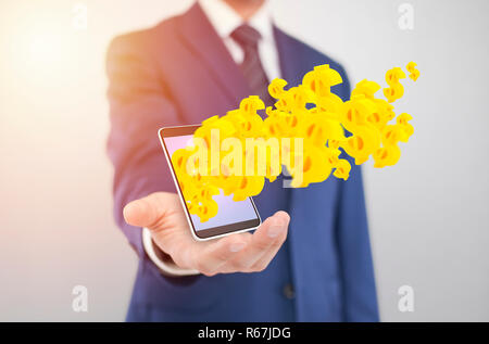 Geschäftsmann mit Smartphone mit gelben Dollar Symbole aus dem Bildschirm Stockfoto