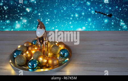 Nicolaus auf dem Schreibtisch zwischen vielen kleinen Kugeln Stockfoto