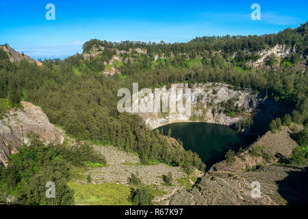 Krater mit schwarzer See Stockfoto