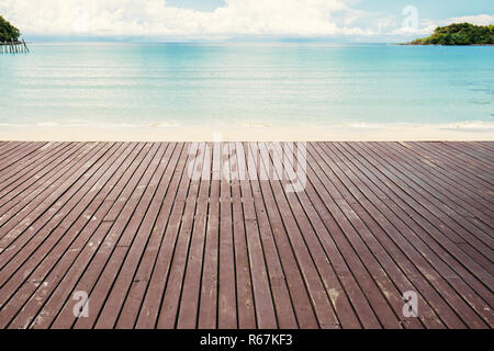 Altes Holz am Strand am Meer im Sommer. Stockfoto