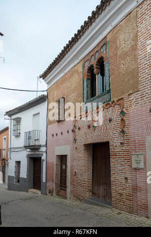 ZAFRA, Badajoz, Spanien - 24. NOVEMBER 2018: Haus der Ajimez (zweibogige Fenster) Stockfoto