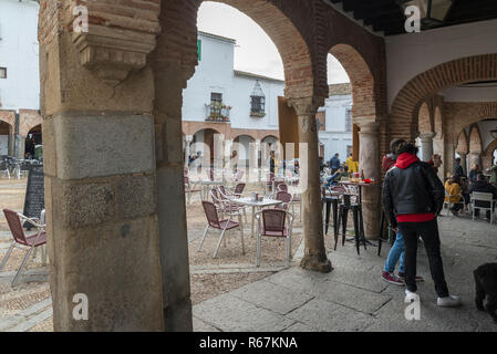 ZAFRA, Badajoz, Spanien - November 24, 2018: Die Menschen in den belebten Platz Klein (Plaza Chica) Stockfoto