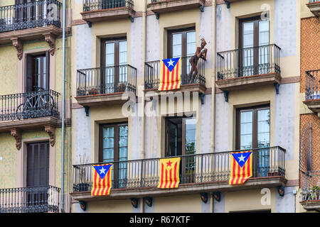 Balkone im Gotischen Viertel in Barcelona, Spanien Mit dem Inoffiziellen katalanischen Unabhängigkeit Fahne dekoriert, Senyera estelada, d. h. die "fl geteert Stockfoto