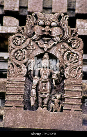 Idol von Lord Vishnu mit göttlichen Waffen und Garuda, tambdisurla Mahadeva, Goa, Indien Stockfoto