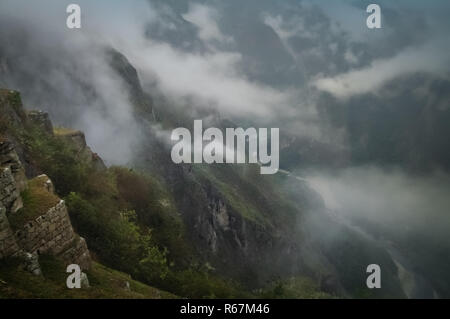 Machu Picchu abgedeckt im Nebel Stockfoto