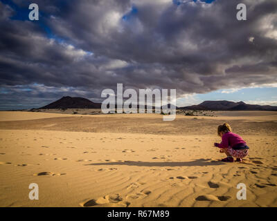 Kleines Mädchen auf einer Dünen Stockfoto