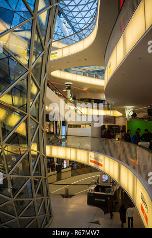 FRAKFURT am Main, DEUTSCHLAND - NOVEMBER 01,2016: Im Innenraum der Ladengalerie MyZeil in Frankfurt am Main. Es wurde von Massimiliano Fuksas entworfen Stockfoto
