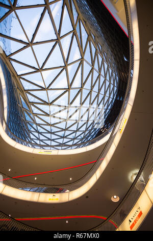 FRAKFURT am Main, DEUTSCHLAND - NOVEMBER 01,2016: Im Innenraum der Ladengalerie MyZeil in Frankfurt am Main. Es wurde von Massimiliano Fuksas entworfen Stockfoto