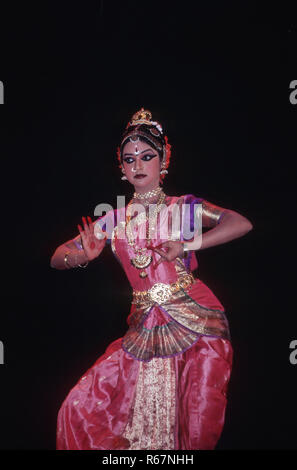 Frau Durchführung kuchipudi klassischen indischen Tanz, Andhra Pradesh, Indien, HERR Stockfoto