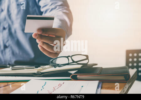 Unternehmer, die Kreditkarte und mit Laptop. Die Zahlung beim Online shopping. E-Commerce und moderne Technik Konzept Stockfoto