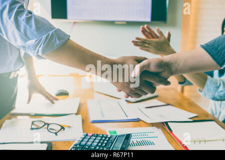 Geschäft Leute die Hände schütteln, bis Beendigung einer Versammlung. Zwei zuversichtlich, Geschäftsmann, Hände schütteln während einer Sitzung im Büro, Erfolg, Umgang, gree Stockfoto