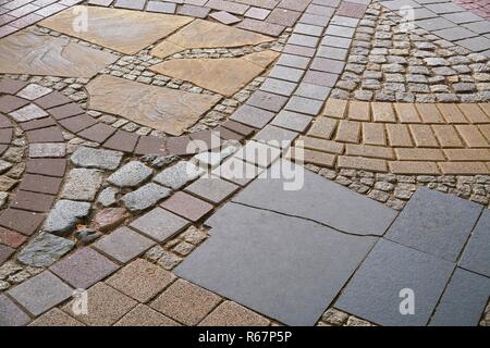 Fußweg aus verschiedenen Materialien in der Innenstadt von Magdeburg. Stockfoto