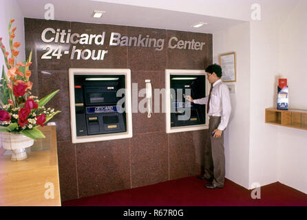 Man Geld Abheben aus Geldautomaten Stockfoto