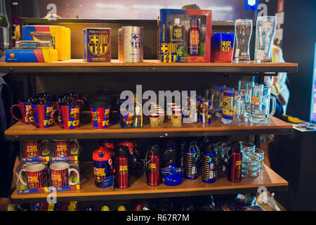 BARCELONA, SPANIEN - 10. AUGUST 2018: Eingang der FCB Futbol Club Barcelona offiziellen Store in Passeig de Gracia, wo architektonische Juwele nebeneinander stehen mit den meisten renommierten Geschäften entfernt. Stockfoto