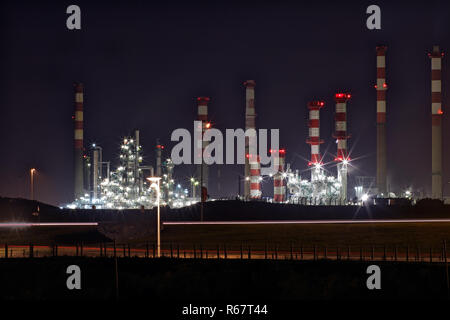 Teil einer großen Ölraffinerie und Triebwerk bei Nacht Stockfoto