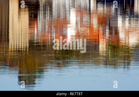 Reflexion der mittelalterlichen Stadt Ponte de Lima auf dem Fluss Lima (Portugal) Stockfoto