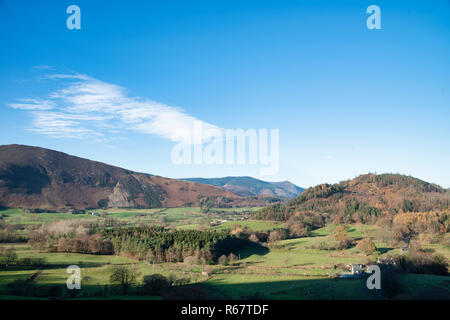 Schönen Herbst Landschaft Blick von catbells in Lake District in Richtung Gipfel des Grizedale, Glaramara Grasmoor und in der Ferne durch diesigen La Stockfoto