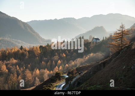 Schönen Herbst Landschaft Blick von catbells in Lake District in Richtung Gipfel des Grizedale, Glaramara Grasmoor und in der Ferne durch diesigen La Stockfoto