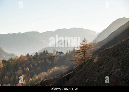 Schönen Herbst Landschaft Blick von catbells in Lake District in Richtung Gipfel des Grizedale, Glaramara Grasmoor und in der Ferne durch diesigen La Stockfoto