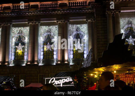 30. November 2018 Der Belfast City Hall in Nordirland mit Weihnachtsbeleuchtung und Dekoration mit Besuchern zu den jährlichen Weihnachtsmarkt eingerichtet Stockfoto