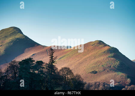 Sunrise Landschaft Bild von catbells in Lake District über Derwentwater mit ersten Licht schlagen te Gipfel des Berges im Herbst Stockfoto