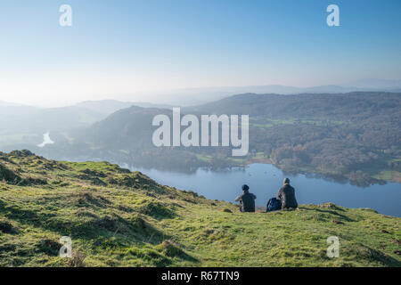 Wanderer, bewundern die schöne Herbst Farben Blick von oben Gummers wie im Lake District mit schönen weichen diesigen Licht über dem moun Stockfoto