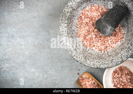 Himalaya Pink salt Same in Granit Mörser und Pistill. Stockfoto