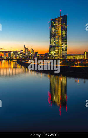 Europäische Zentralbank, EZB vor der beleuchteten Skyline, Osthafenbrücke, Dämmerung, Frankfurt am Main, Hessen, Deutschland Stockfoto