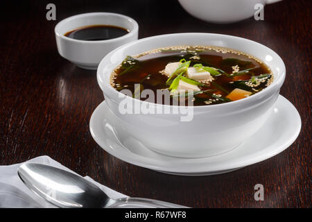 Miso im Vordergrund. Stockfoto