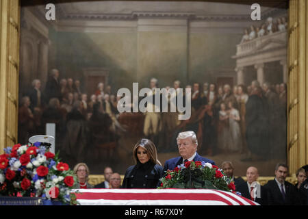 Washington, District of Columbia, USA. 3 Dez, 2018. Präsident Donald J. Trumpf und die erste Dame Melania Trump nehmen Sie sich einen Moment der Stille am Sarg mit dem Körper des ehemaligen US-Präsidenten George H.W. Bush in der Rotunde des US Capitol in Washington, DC, USA, 03. Dezember 2018. Bush, der 41. Präsident der Vereinigten Staaten (1989-1993), starb in seinem Houston, Texas, USA, Heimat von Familie und Freunden am 03. November 2018 umgeben. Der Körper wird liegen in Staat im Kapitol vor dem Washington National Cathedral für eine Trauerfeier verschoben wird. Credit: ZUMA Press, Inc./Alamy leben Nachrichten Stockfoto