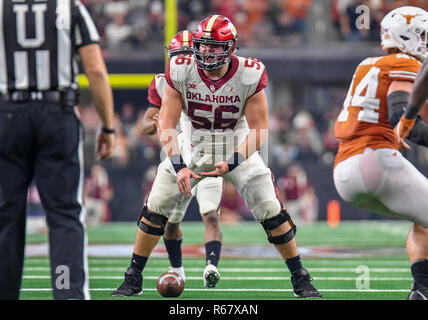 Dezember 01, 2018: Oklahoma Sooners Offensive Lineman Creed Humphrey #56 in der NCAA grosse Meisterschaft 12 Fußballspiel zwischen der Universität von Texas Longhorns und die Universität von Oklahoma Sooners bei AT&T Stadium in Arlington, TX Oklahoma besiegt Texas 39-27 Albert Pena/CSM Stockfoto