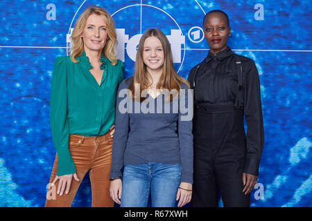 Hamburg, Deutschland. 03 Dez, 2018. Die Schauspielerinnen Maria Furtwängler (L-R), Lilly Barshy und Florence Kasumba, stehen vor einer logo Wand in einem NDR Fotoshooting des neuen 'Tatort'-Team. Der Tatort "Das verschwundene Art" auf ARD-Sendung am 03.2. 2019. Quelle: Georg Wendt/dpa/Alamy leben Nachrichten Stockfoto