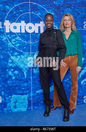 Hamburg, Deutschland. 03 Dez, 2018. Die Schauspielerinnen Florence Kasumba (l) und Maria Furtwängler vor ein Logo an der Wand in einem NDR Fotoshooting des neuen 'Tatort'-Team stehen. Der Tatort "Das verschwundene Art" auf ARD-Sendung am 03.2. 2019. Quelle: Georg Wendt/dpa/Alamy leben Nachrichten Stockfoto