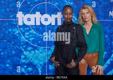 Hamburg, Deutschland. 03 Dez, 2018. Die Schauspielerinnen Florence Kasumba (l) und Maria Furtwängler vor ein Logo an der Wand in einem NDR Fotoshooting des neuen 'Tatort'-Team stehen. Der Tatort "Das verschwundene Art" auf ARD-Sendung am 03.2. 2019. Quelle: Georg Wendt/dpa/Alamy leben Nachrichten Stockfoto