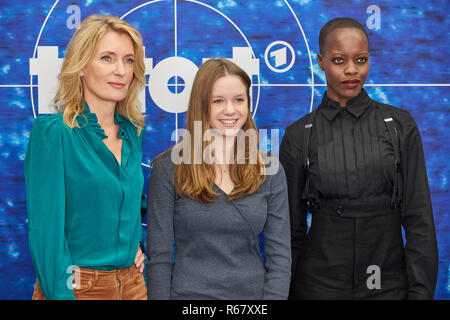 Hamburg, Deutschland. 03 Dez, 2018. Die Schauspielerinnen Maria Furtwängler (L-R), Lilly Barshy und Florence Kasumba, stehen vor einer logo Wand in einem NDR Fotoshooting des neuen 'Tatort'-Team. Der Tatort "Das verschwundene Art" auf ARD-Sendung am 03.2. 2019. Quelle: Georg Wendt/dpa/Alamy leben Nachrichten Stockfoto