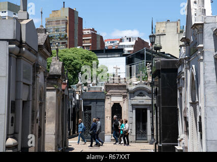 Buenos Aires, Argentinien. 02 Dez, 2018. Der Eingang zum Friedhof La Recoleta (Cementerio de la Recoleta) im gleichnamigen Stadtteil Recoleta der argentinischen Hauptstadt Buenos Aires, der Friedhof ruht Ort der zahlreiche Wohlhabende und prominente Einwohner. Unter anderem, die zweite Frau von Juan Perón, Eva' 'Evita Perón, wurde hier begraben. Der Friedhof wurde von dem französischen Ingenieur Próspero Catelin entworfen und 1881 von dem italienischen Architekten Juan Antonio Buschiazzo im neoklassizistischen Stil neu gestaltet. Foto: Ralf Hirschberger/dpa/Alamy leben Nachrichten Stockfoto