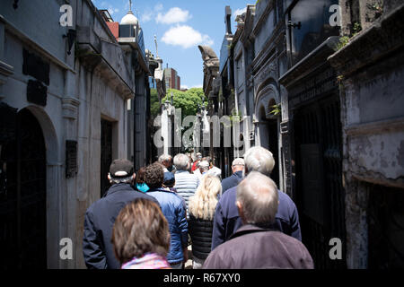 Buenos Aires, Argentinien. 02 Dez, 2018. Der Friedhof La Recoleta (Cementerio de la Recoleta) im gleichnamigen Stadtteil Recoleta der argentinischen Hauptstadt Buenos Aires, der Friedhof ist ruhestätte von viele wohlhabende und prominente Einwohner. Unter anderem, die zweite Frau von Juan Perón, Eva' 'Evita Perón, wurde hier begraben. Der Friedhof wurde von dem französischen Ingenieur Próspero Catelin entworfen und 1881 von dem italienischen Architekten Juan Antonio Buschiazzo im neoklassizistischen Stil neu gestaltet. Foto: Ralf Hirschberger/dpa/Alamy leben Nachrichten Stockfoto