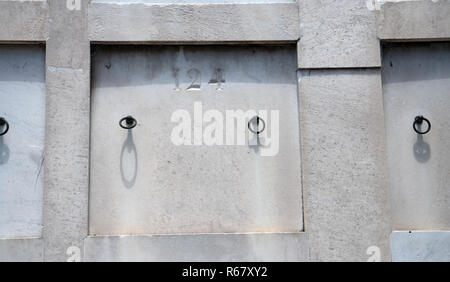 Buenos Aires, Argentinien. 02 Dez, 2018. Der Friedhof La Recoleta (Cementerio de la Recoleta) im gleichnamigen Stadtteil Recoleta der argentinischen Hauptstadt Buenos Aires, der Friedhof ist ruhestätte von viele wohlhabende und prominente Einwohner. Unter anderem, die zweite Frau von Juan Perón, Eva' 'Evita Perón, wurde hier begraben. Der Friedhof wurde von dem französischen Ingenieur Próspero Catelin entworfen und 1881 von dem italienischen Architekten Juan Antonio Buschiazzo im neoklassizistischen Stil neu gestaltet. Foto: Ralf Hirschberger/dpa/Alamy leben Nachrichten Stockfoto