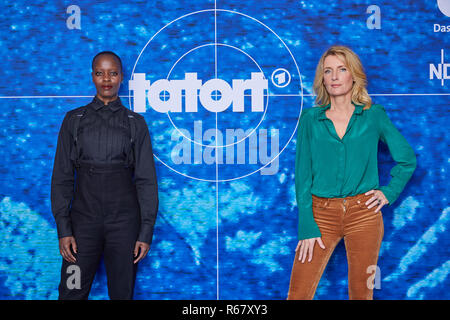 Hamburg, Deutschland. 03 Dez, 2018. Die Schauspielerinnen Florence Kasumba (l) und Maria Furtwängler vor ein Logo an der Wand in einem NDR Fotoshooting des neuen 'Tatort'-Team stehen. Der Tatort "Das verschwundene Art" auf ARD-Sendung am 03.2. 2019. Quelle: Georg Wendt/dpa/Alamy leben Nachrichten Stockfoto