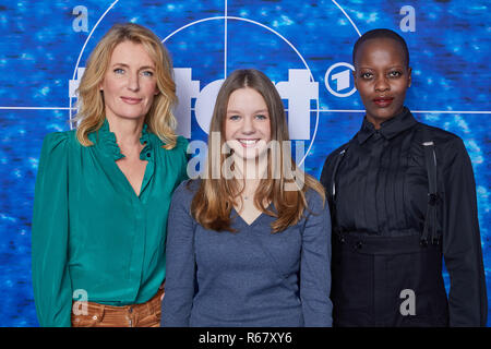 Hamburg, Deutschland. 03 Dez, 2018. Die Schauspielerinnen Maria Furtwängler (L-R), Lilly Barshy und Florence Kasumba, stehen vor einer logo Wand in einem NDR Fotoshooting des neuen 'Tatort'-Team. Der Tatort "Das verschwundene Art" auf ARD-Sendung am 03.2. 2019. Quelle: Georg Wendt/dpa/Alamy leben Nachrichten Stockfoto